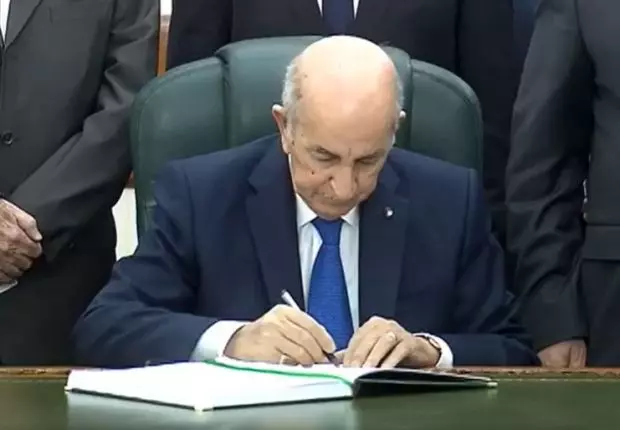 VIDEO. Tebboune signe la Loi de finances 2021