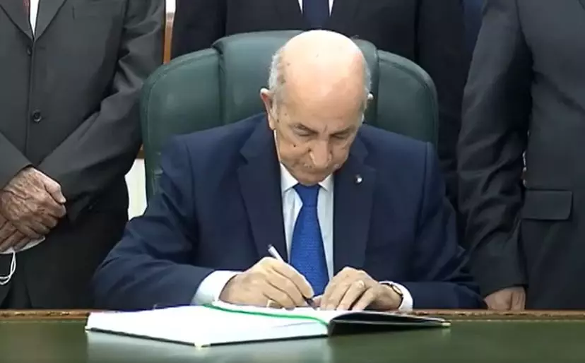 VIDEO. Tebboune signe la Loi de finances 2021
