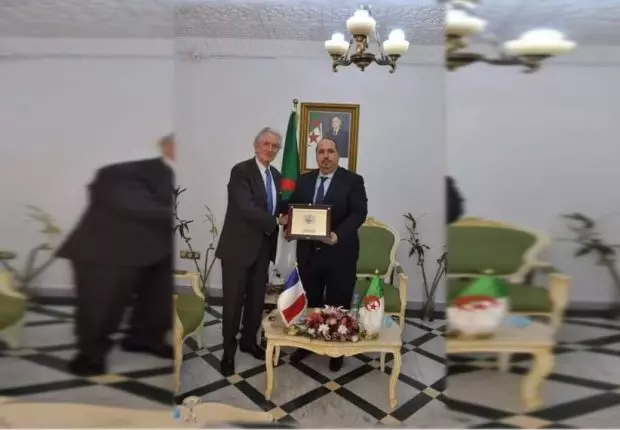 Visite de l’Ambassadeur français au siège du FLN : deux députés fustigent Baadji