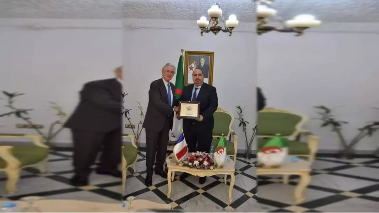 Visite de l’Ambassadeur français au siège du FLN : deux députés fustigent Baadji