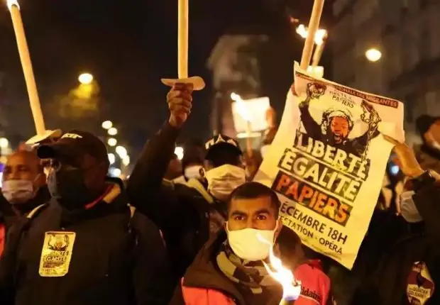 France : Des milliers de sans-papiers manifestent et réclament la régularisation des clandestins