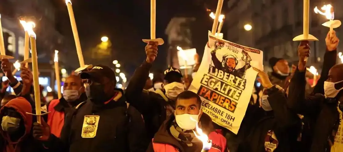 France : Des milliers de sans-papiers manifestent et réclament la régularisation des clandestins