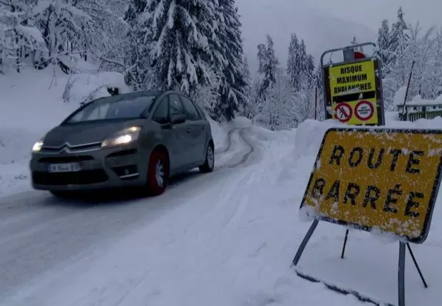 Plusieurs routes fermées à la circulation à cause des chutes de neige