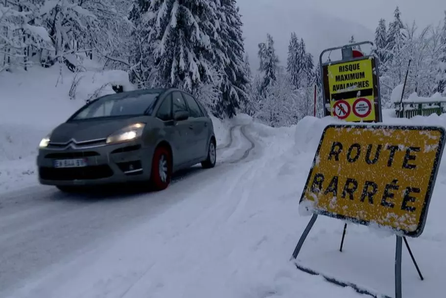 Chutes de neige : plusieurs routes fermées à la circulation ce 9 janvier
