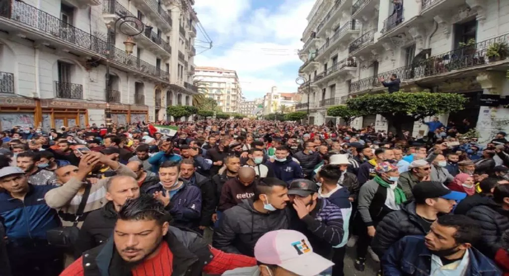 Reprise Hirak : Une foule impressionnante défile à Alger