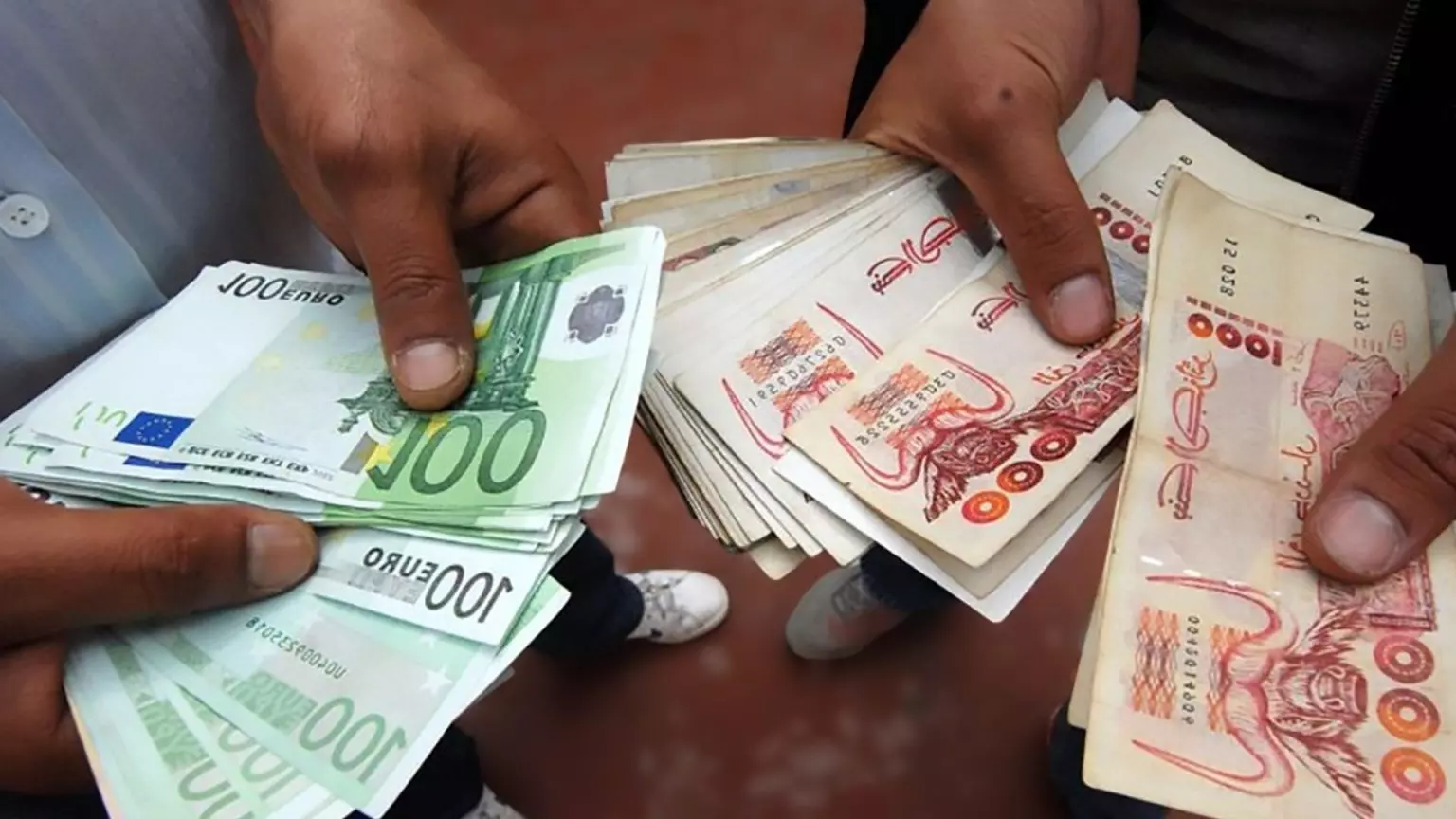 Marché parallèle des devises : Ce que prévoit une spécialiste