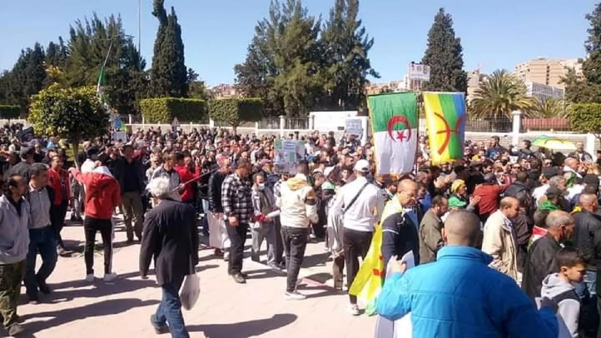 108e vendredi du Hirak : Des foules nombreuses défilent à Béjaïa