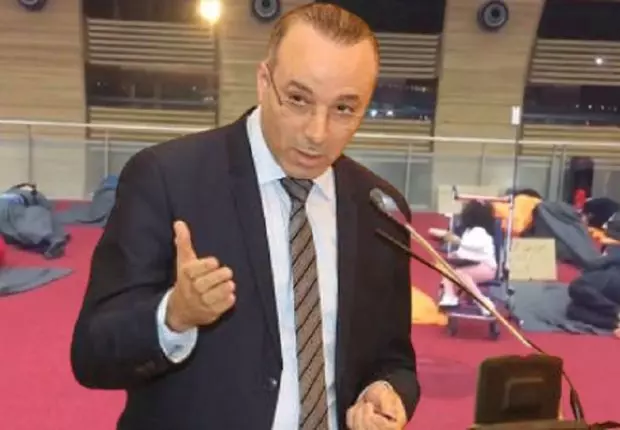 Algériens Bloqués à Roissy : Benzaïm charge Boukadoum