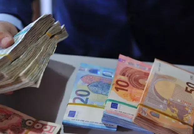 Taux de change du dinar au marché parallèle et en banque ce 21 juillet