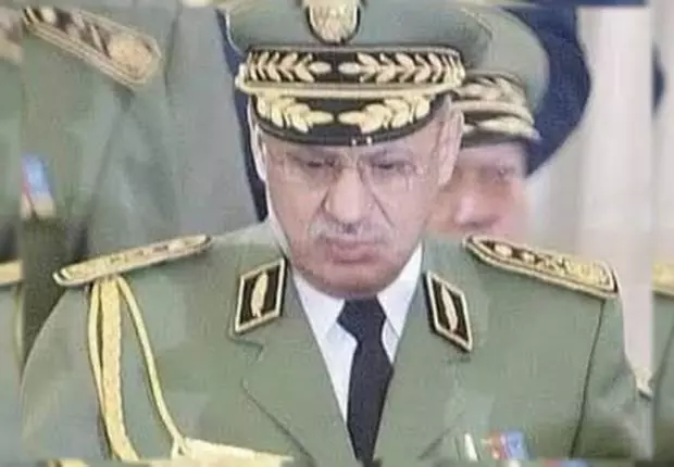 L&rsquo;affaire des « mouches électroniques » rattrape le général Bouazza