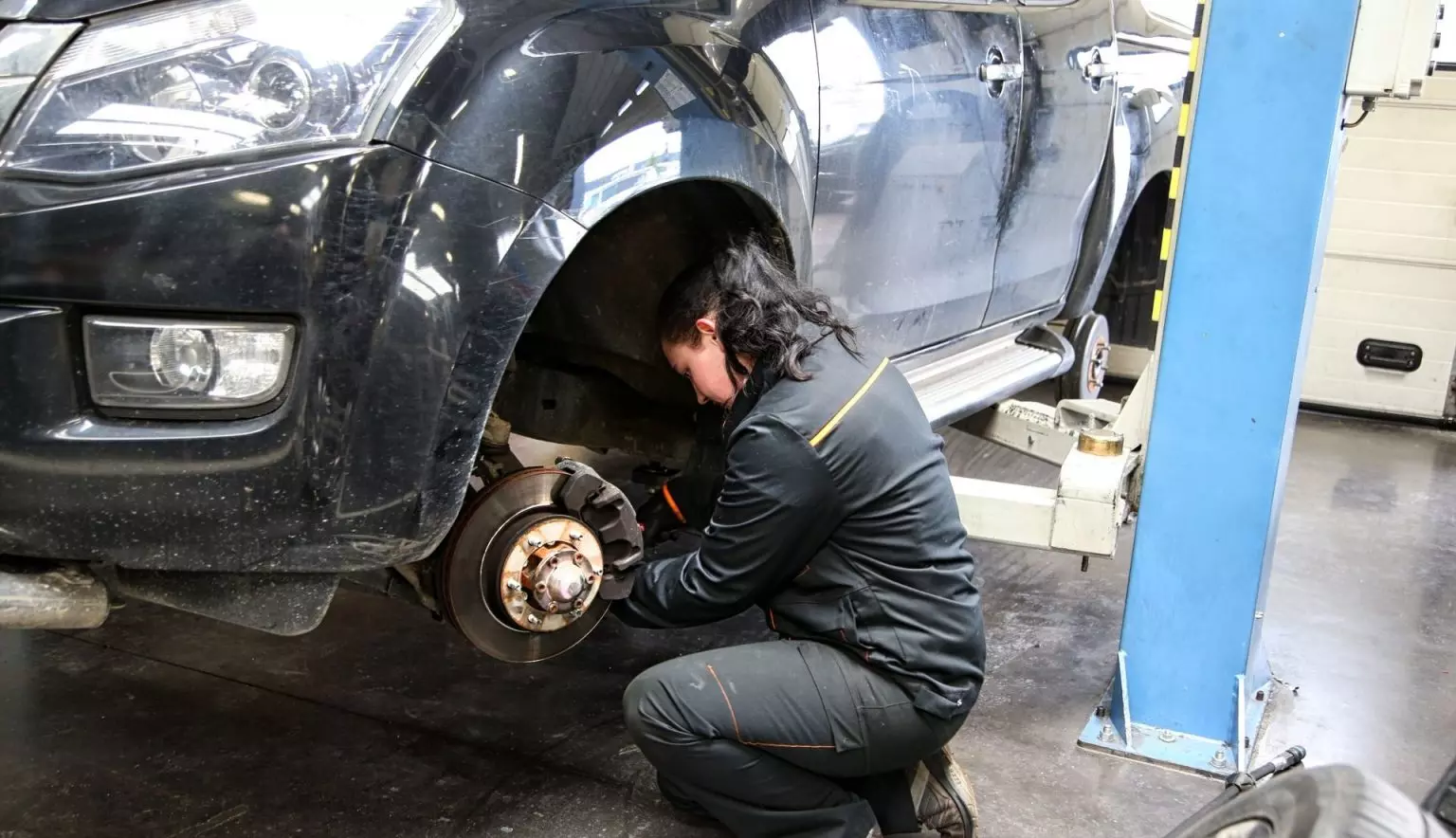 Hadda, jeune femme universitaire qui devient mécanicienne à Laghouat