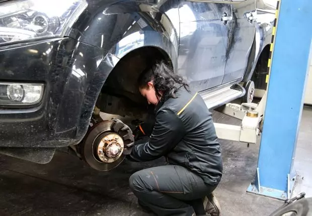 Hadda, jeune femme universitaire qui devient mécanicienne à Laghouat