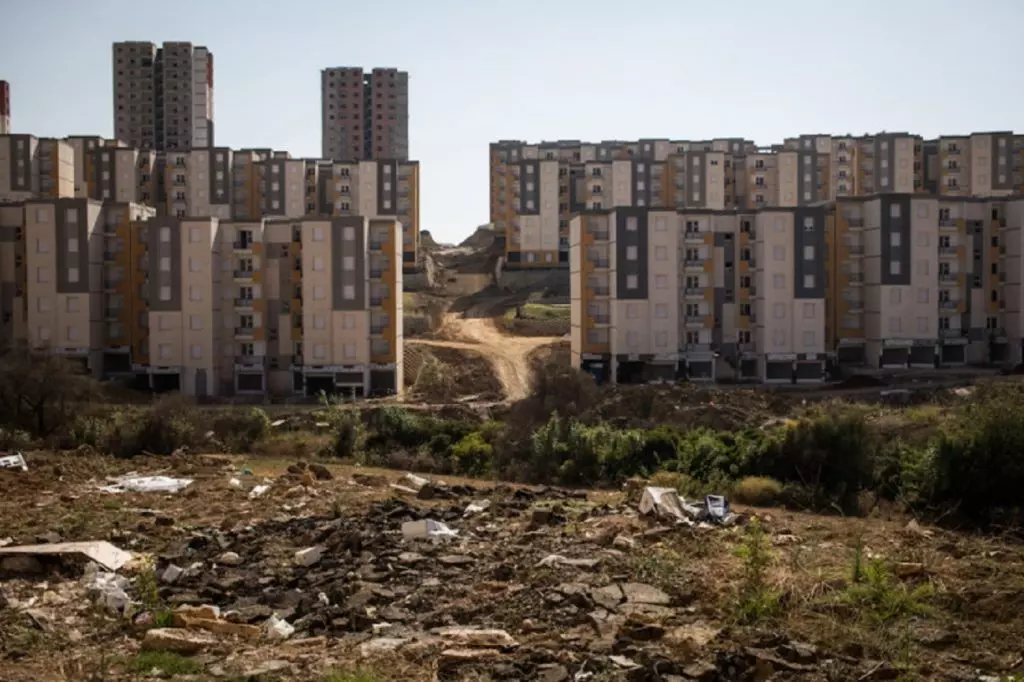 Crise de logement : un citoyen mécontent poignarde le maire
