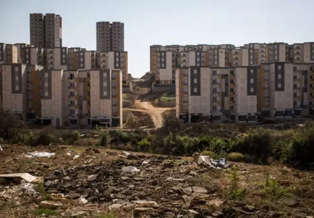 Crise de logement : un citoyen mécontent poignarde le maire