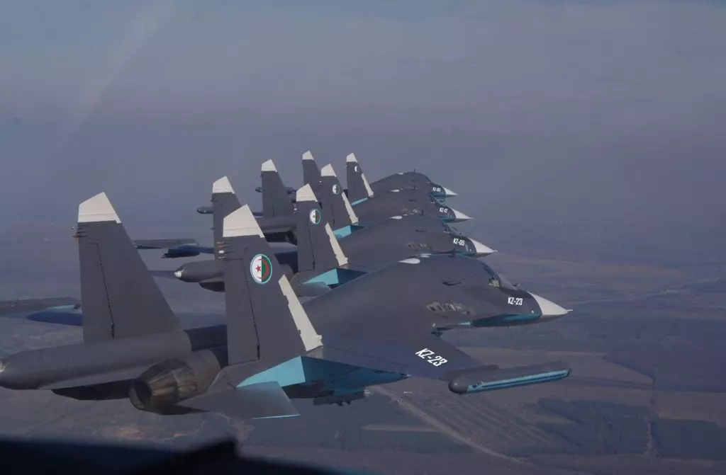 L’Algérie réceptionnera prochainement 14 bombardiers moyens Su-34E