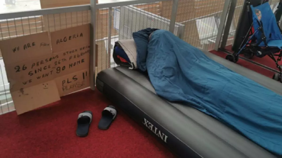 Algériens bloqués à Roissy : les accusations de leur avocat