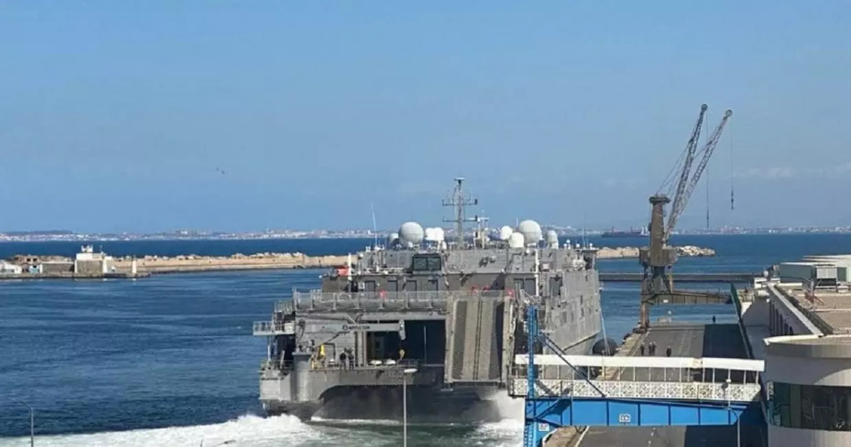 le Yuma, navire de transport américain, fait escale à Alger