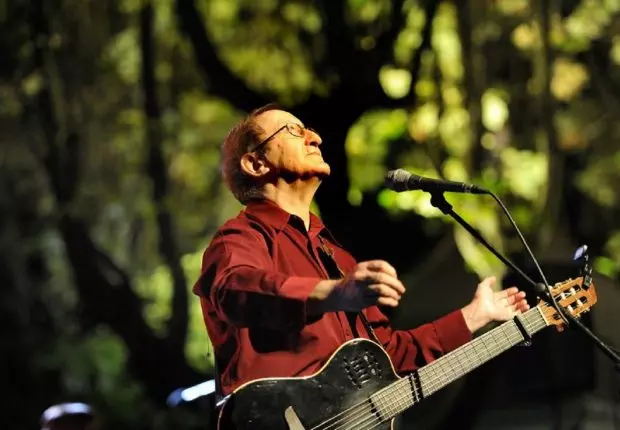 Un an après son décès : une stèle à l’effigie de Idir à Tizi Ouzou