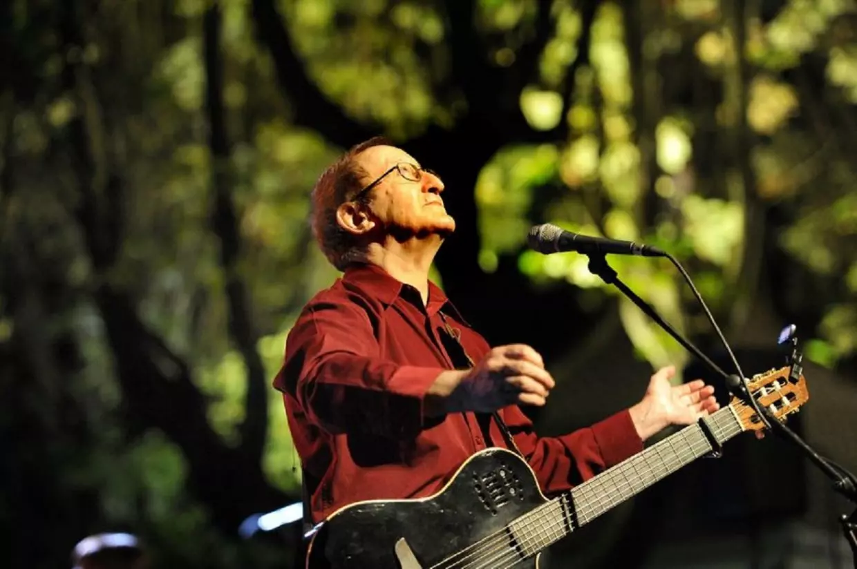 Un an après son décès : une stèle à l’effigie de Idir à Tizi Ouzou