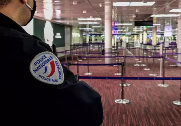 Algériens bloqués à Roissy : « une affaire qui n’en finit plus »