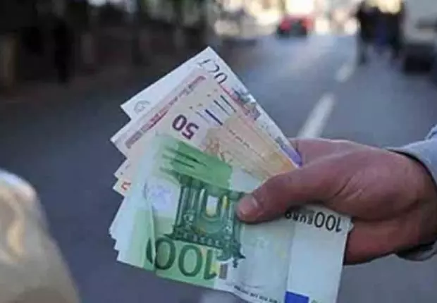 Devises Algérie : taux de change du dinar face à l’Euro et au Dollar