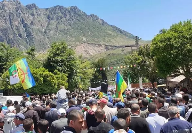 Kharrata : des citoyens marchent pour dénoncer la répression du Hirak