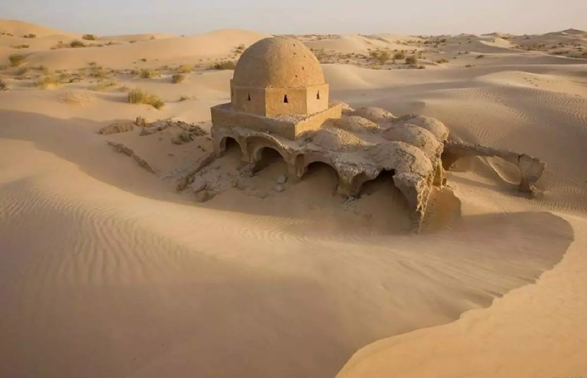 Mosquées révélées par des tempêtes de sable: la véracité des images contestées