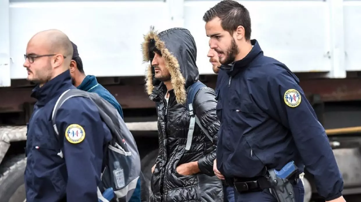 France : les expulsions et les retraits de titres de séjour se confirment