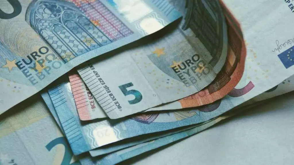 Devises Algérie : taux de change du Dinar face à l’Euro et au Dollar