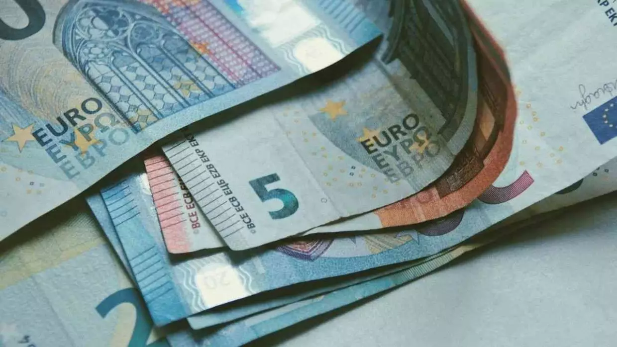 Devises Algérie : taux de change du Dinar face à l’Euro et au Dollar
