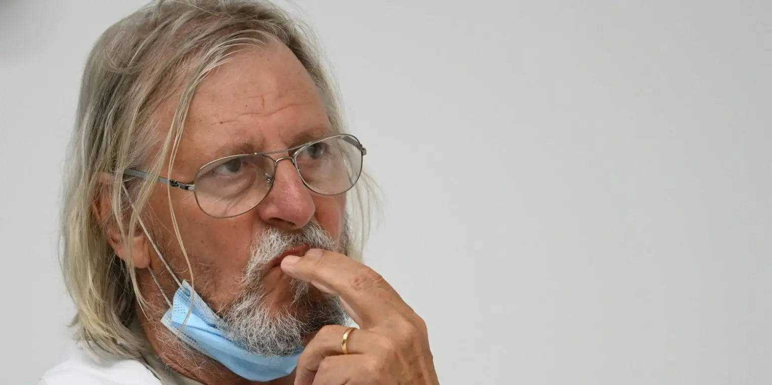Traitement Covid-19 : Didier Raoult provoque une polémique en France