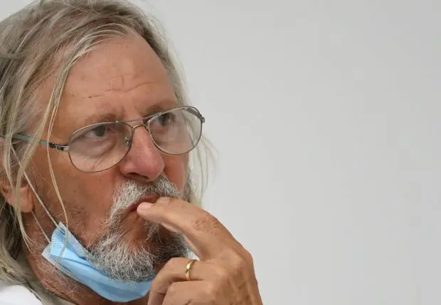 Traitement Covid-19 : Didier Raoult provoque une polémique en France