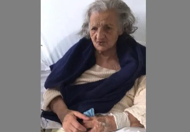 Comment une Algérienne de 93 ans se retrouve de force en France ?