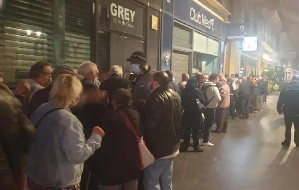France : longue file d’attente devant l’agence Opéra d’air Algérie