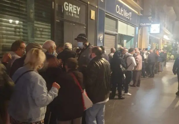 France : longue file d’attente devant l’agence Opéra d’air Algérie