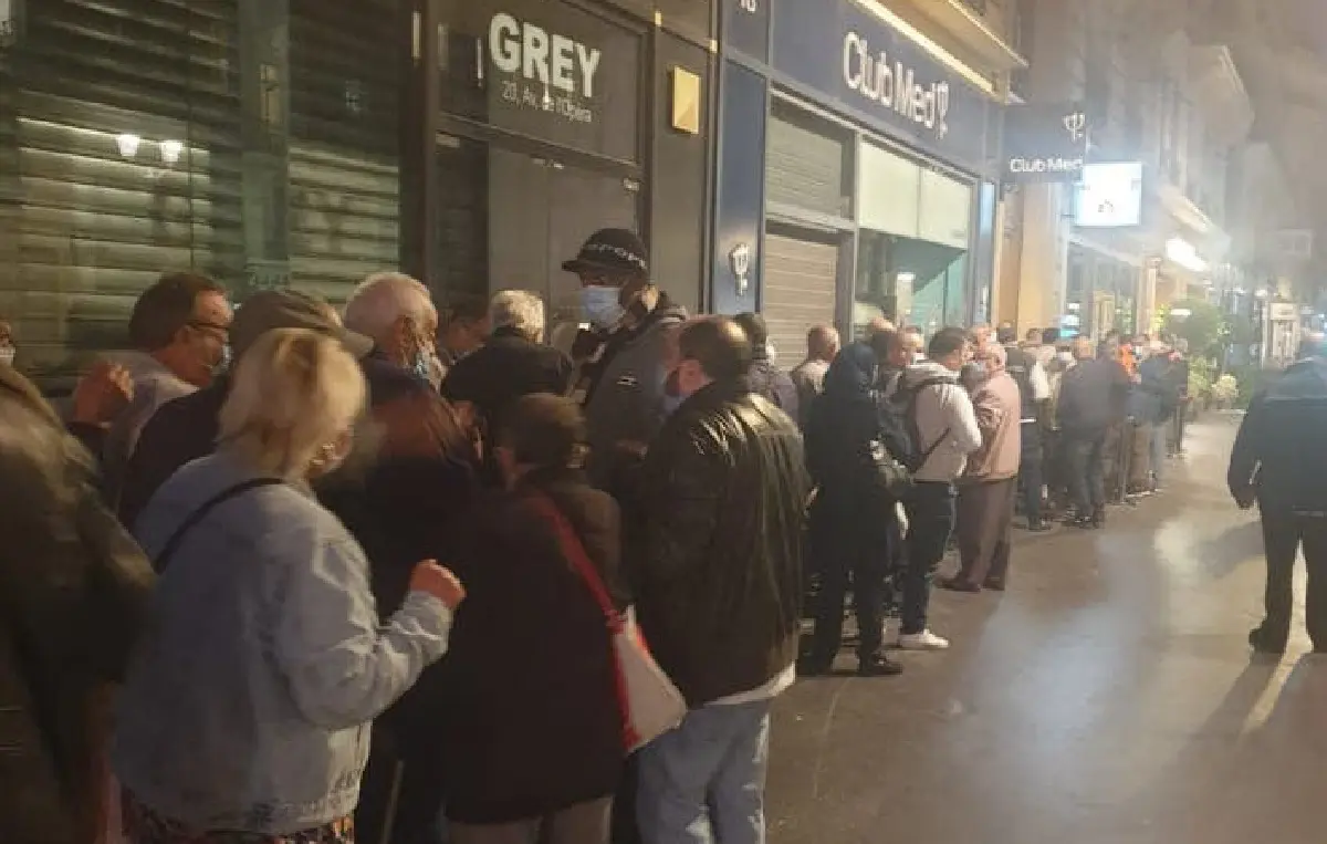 France : longue file d’attente devant l’agence Opéra d’air Algérie