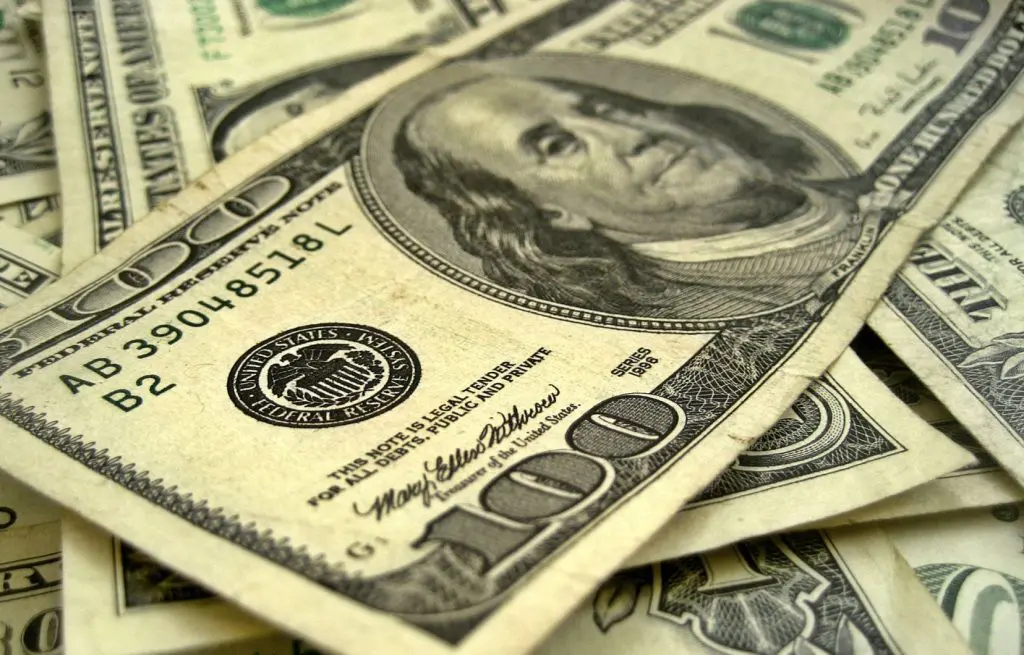 Devises : énième baisse record du Dinar face au Dollar Américain