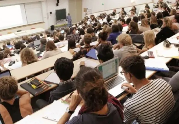 France : les étudiants algériens face à un nouveau défi