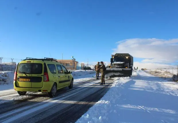 Chutes de neige : des routes fermées dans plusieurs wilayas