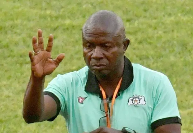 Algérie – Burkina Faso : Kamou Malo critique la pelouse de Tchaker