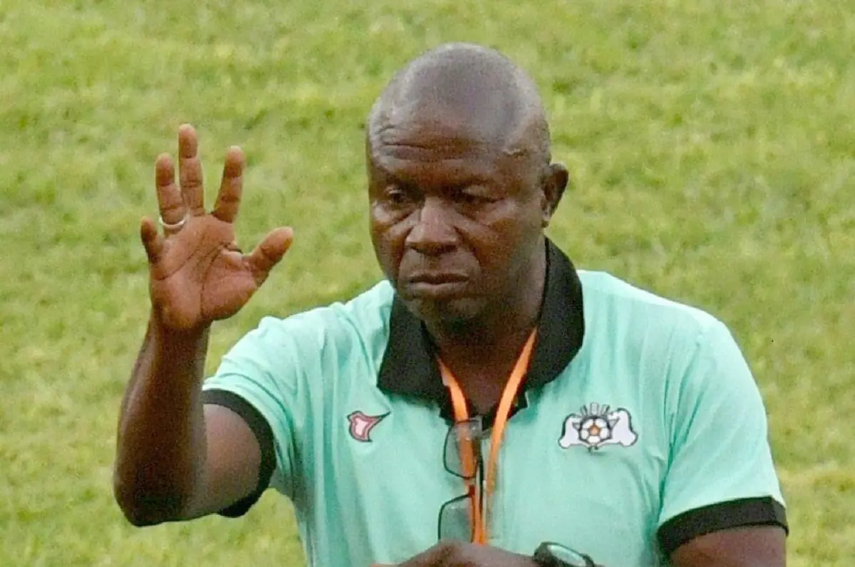 Algérie – Burkina Faso : Kamou Malo critique la pelouse de Tchaker