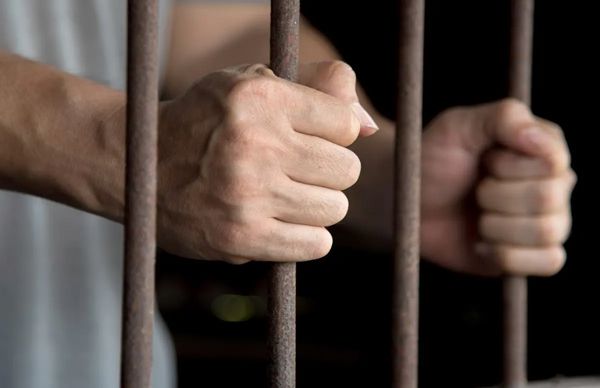 Il violente et menace sa compagne : un algérien condamné en France