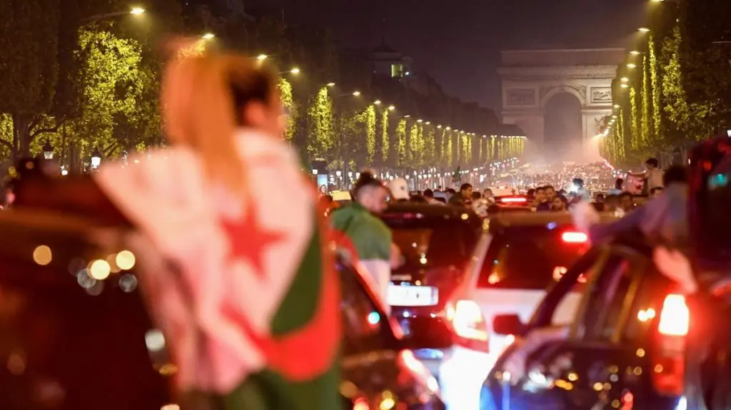Quand la France interdit aux supporters algériens les Champs-Élysées