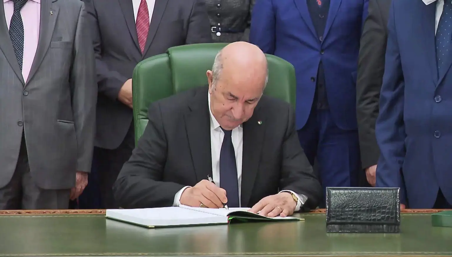 Le président Tebboune signe la Loi de Finances 2022