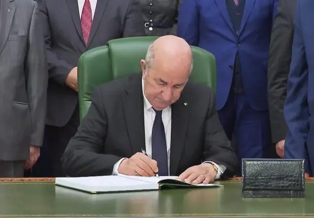 Le président Tebboune signe la Loi de Finances 2022