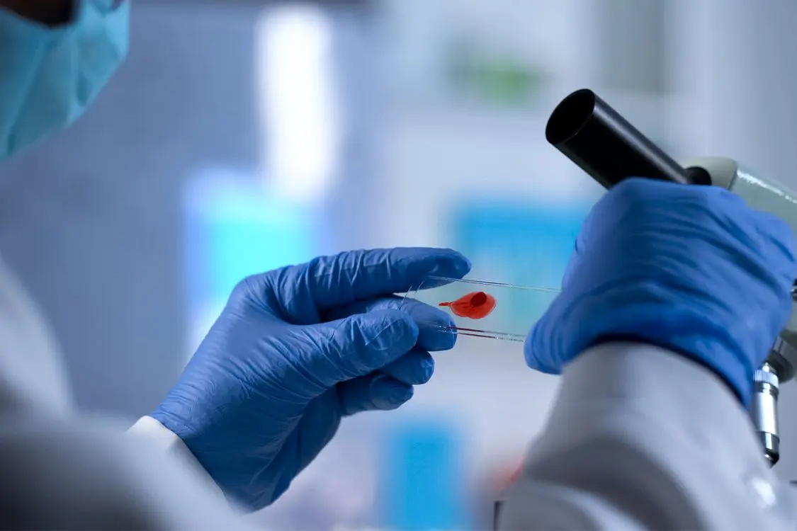 Covid-19 : quel est le lien entre le variant Omicron et le SIDA ?