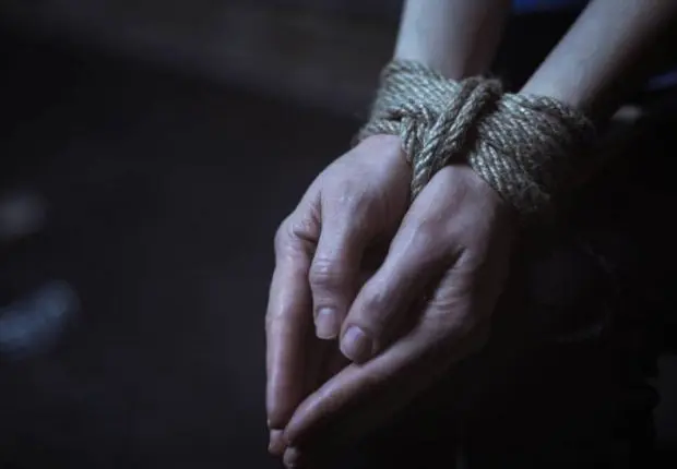 Oran : une jeune fille retrouvée poings liés et yeux bandés