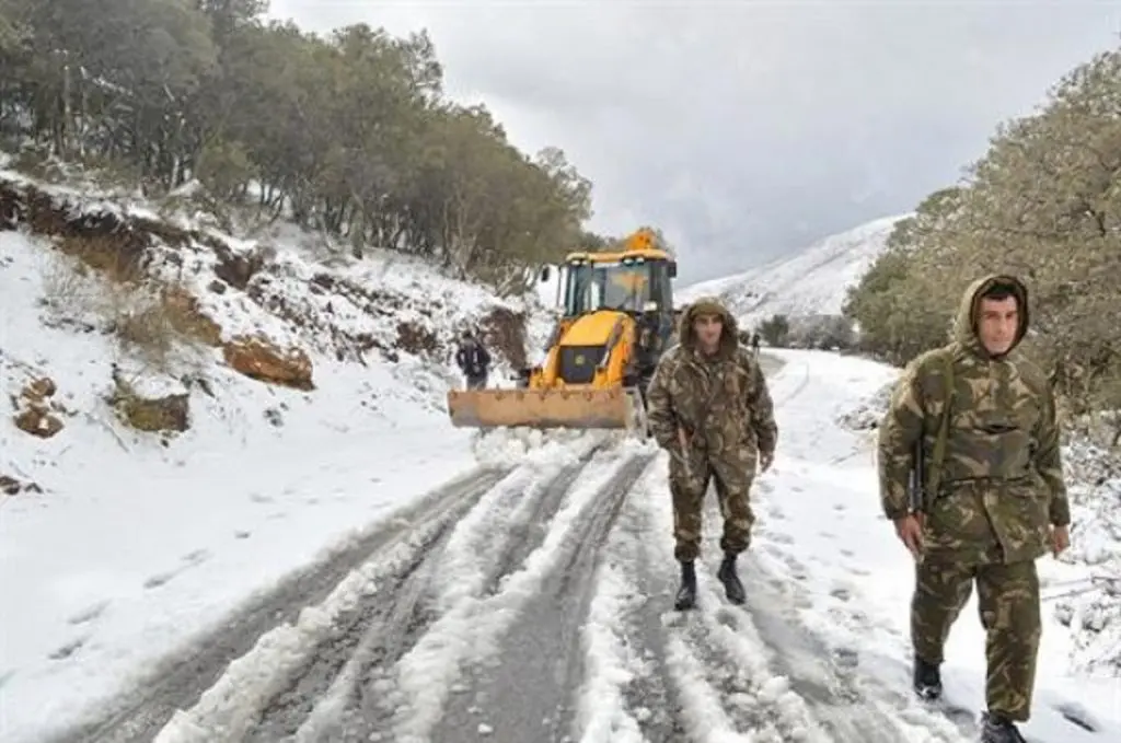 Chutes de neige : plusieurs routes fermées dans 5 wilayas