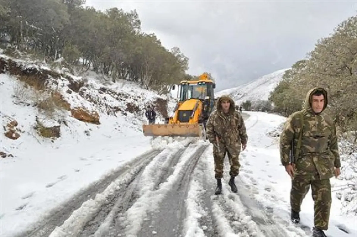 Chutes de neige : plusieurs routes fermées dans 5 wilayas