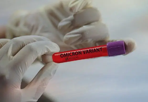 Le variant Omicron est-il plus dangereux que le Delta ? L’OMS répond